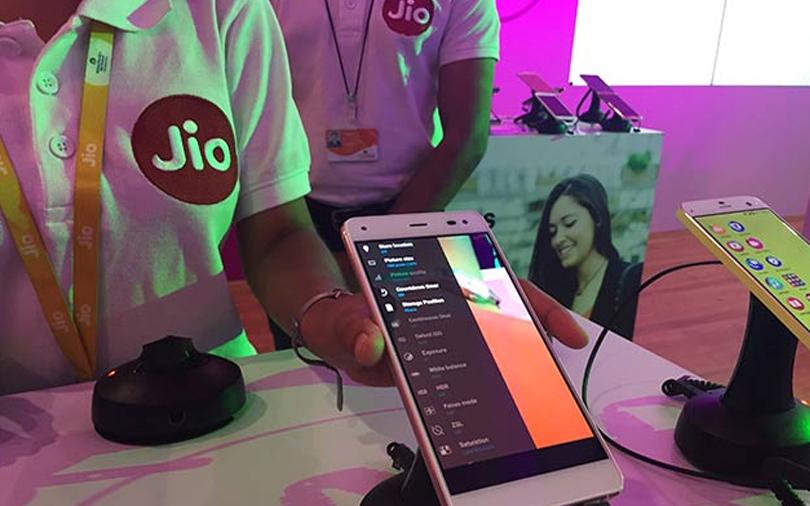 Abu Dhabi state fund, Twitter in talks to invest $1 bn in Jio Platforms