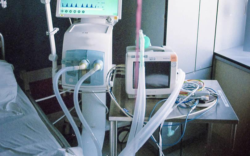 Medical device makers battle supply snags in race to build affordable ventilators